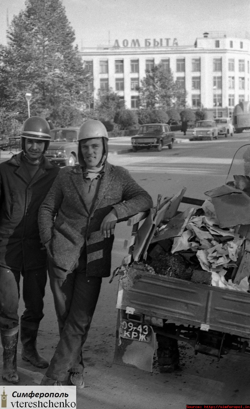 Прикрепленное изображение: У сквера им. Тренёва - вывоз мусора.jpg